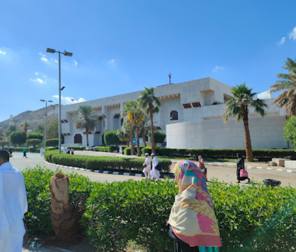 Masjid al-Taneem or Masjid Ayesha